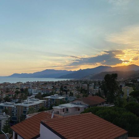 Casa Petra - Appartamento Vista Mare Citta Vecchia Bordighera Exterior foto
